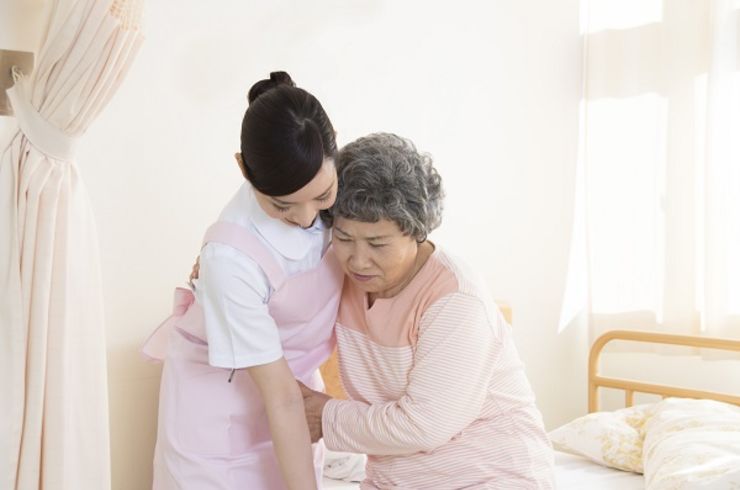 介護する女性