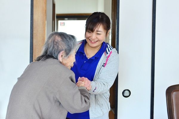 介護する女性