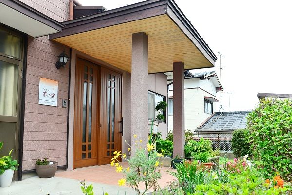 介護する女性