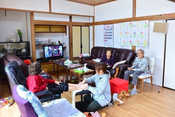 介護する女性